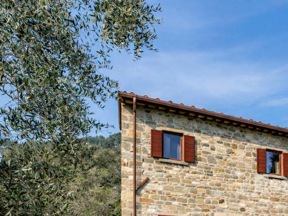 Foto Rustico-casale-corte in Vendita a Pescaglia
