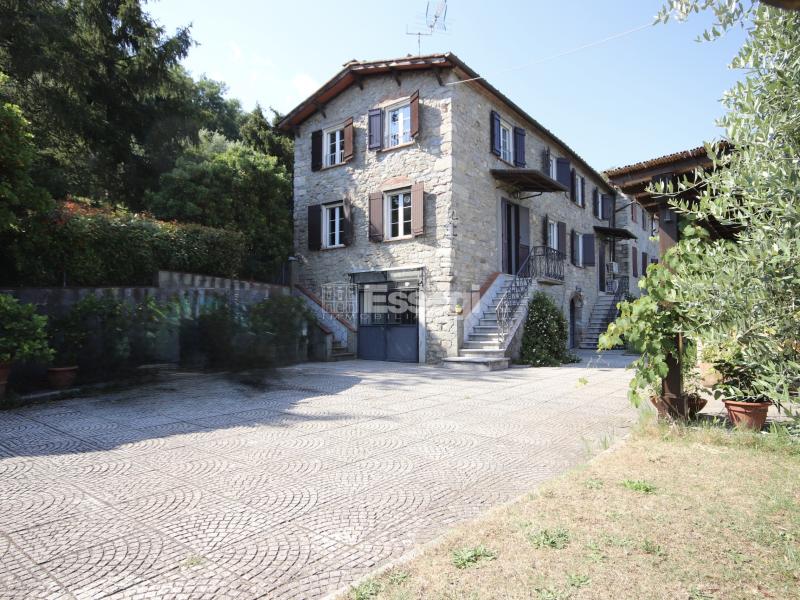 Foto Rustico-casale-corte in Vendita a Pescaglia