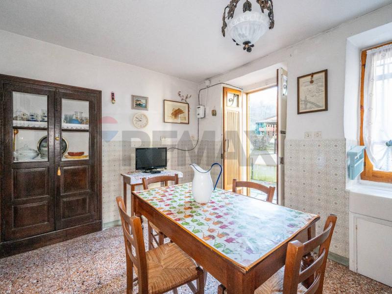 Foto semi_detached_house in Vendita a Corniglio