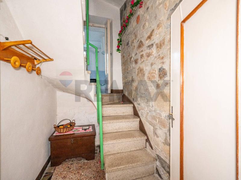 Foto semi_detached_house in Vendita a Corniglio