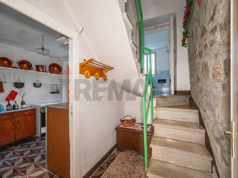 Foto semi_detached_house in Vendita a Corniglio