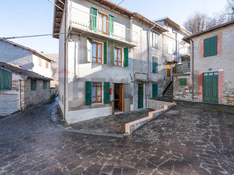 Foto semi_detached_house in Vendita a Corniglio