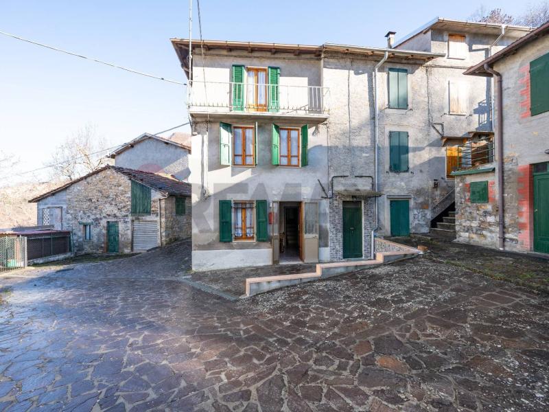 Foto semi_detached_house in Vendita a Corniglio