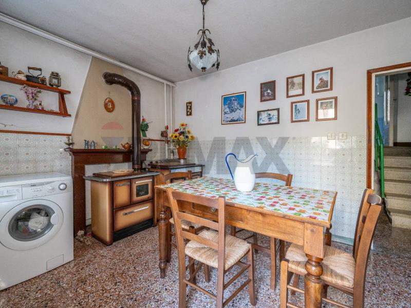 Foto semi_detached_house in Vendita a Corniglio