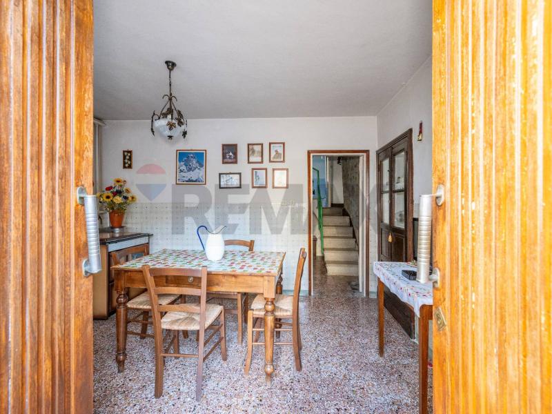 Foto semi_detached_house in Vendita a Corniglio