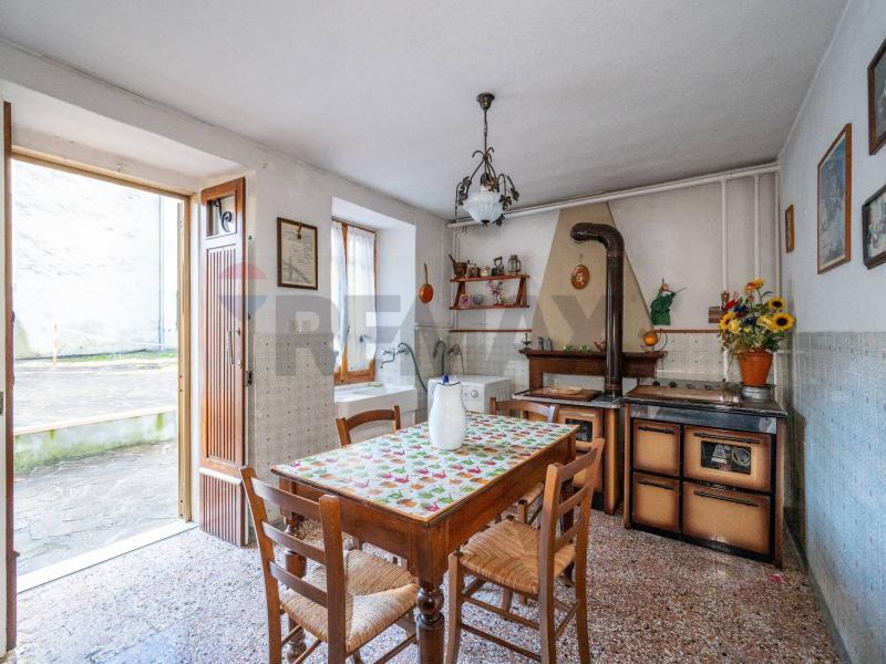Foto semi_detached_house in Vendita a Corniglio