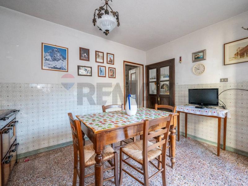 Foto semi_detached_house in Vendita a Corniglio