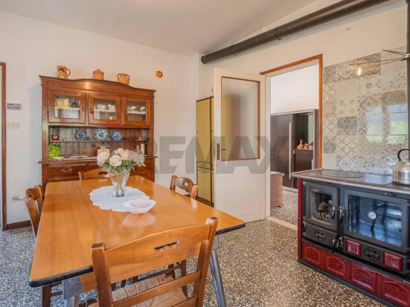 Foto semi_detached_house in Vendita a Tizzano Val Parma