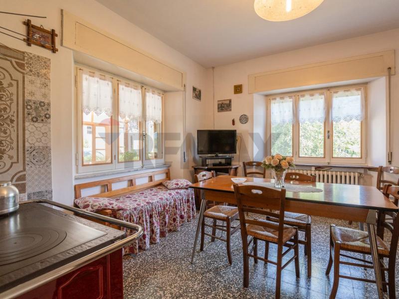 Foto semi_detached_house in Vendita a Tizzano Val Parma