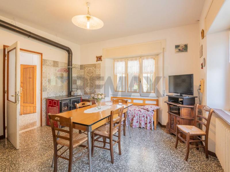 Foto semi_detached_house in Vendita a Tizzano Val Parma