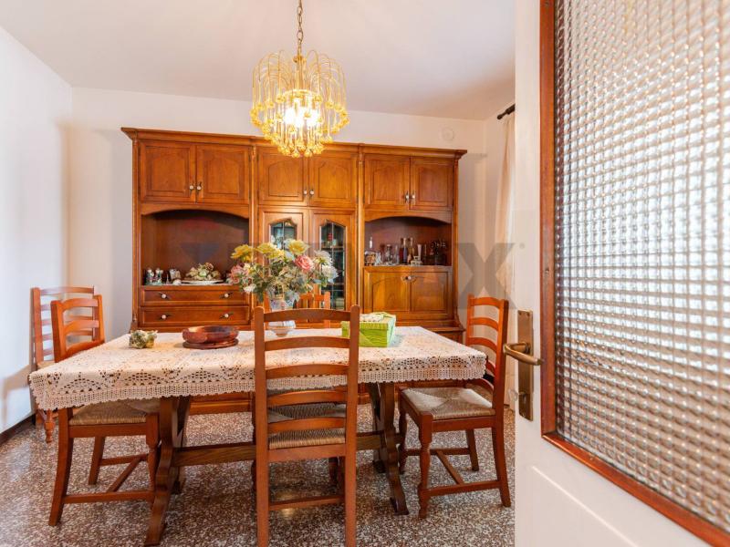 Foto semi_detached_house in Vendita a Tizzano Val Parma