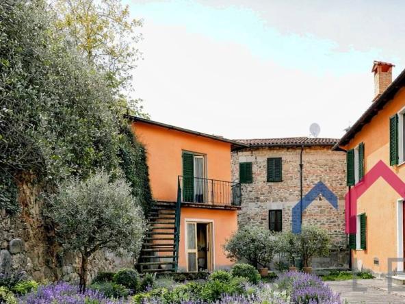 Foto semi_detached_house in Vendita a Sillano Giuncugnano