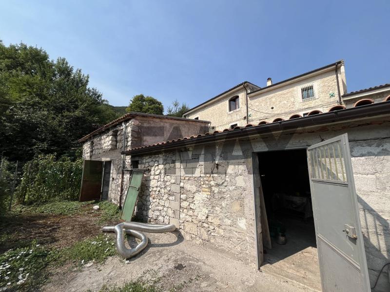 Foto rustico-casale-corte in Vendita a Civitella Alfedena