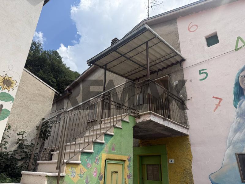 Foto semi_detached_house in Vendita a Scontrone