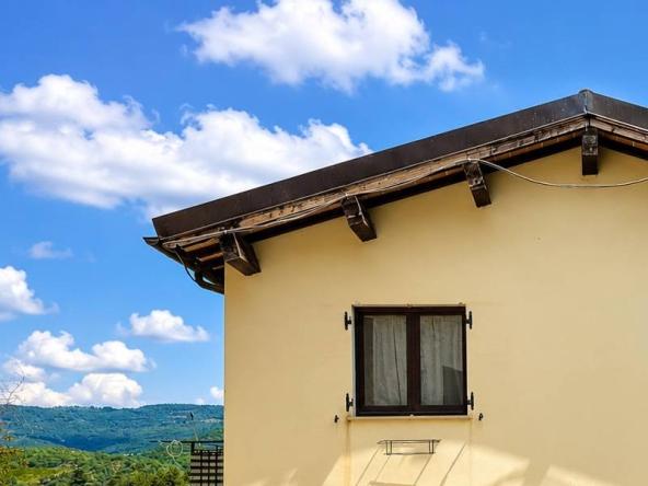Foto semi_detached_house in Vendita a Sellano