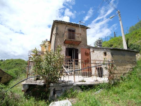 Foto rustico-casale-corte in Vendita a Longone Sabino